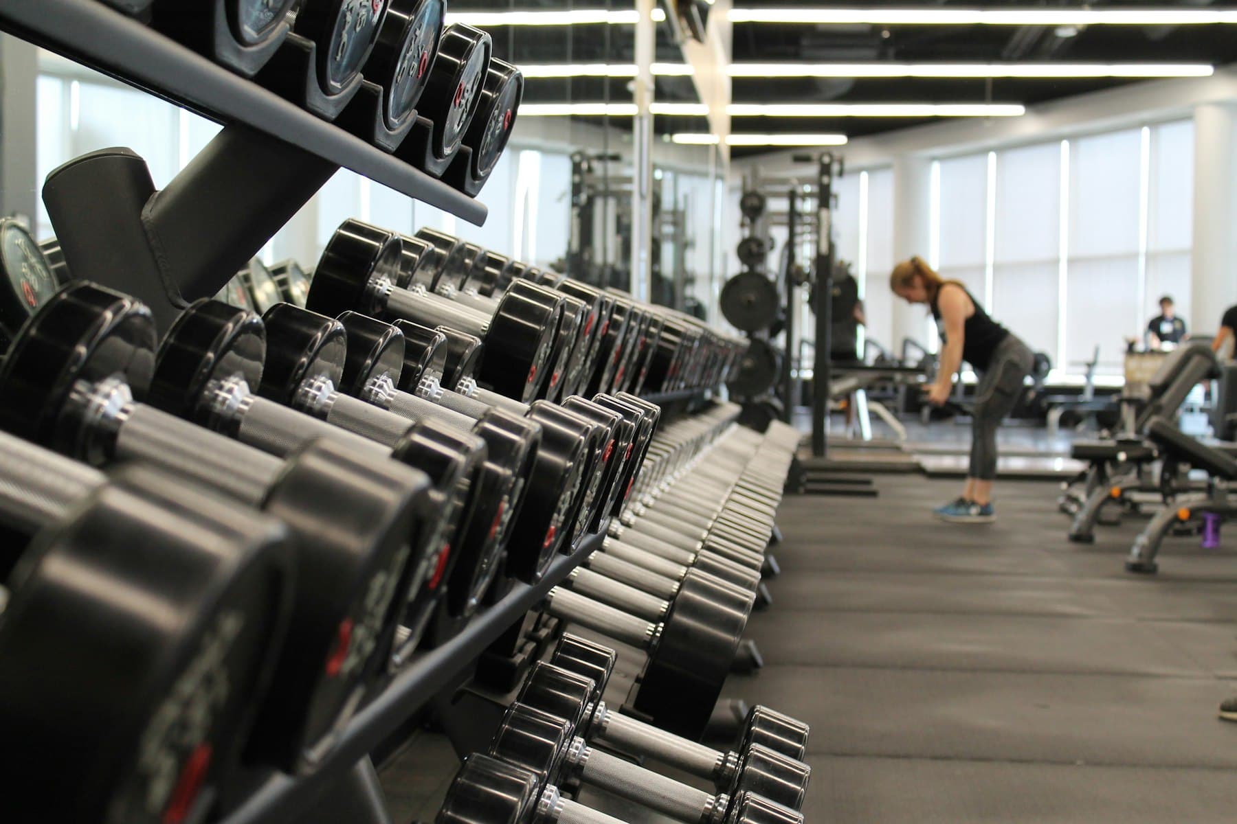 Modernes Fitnessstudio mit Trainingsgeräten